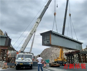 龙山高速公路出口处3片钢箱梁吊装工程